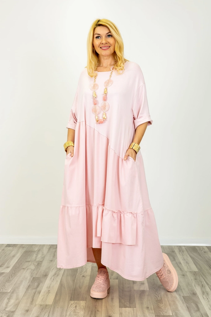 Sukienka oversize maxi Agerola pudrowa różowa z kieszeniami i falbanką plus size