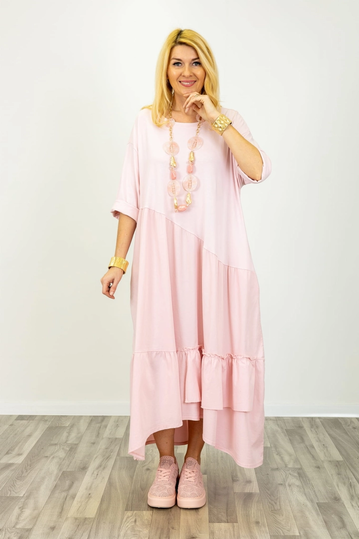 Pudrowa różowa sukienka maxi Agerola oversize z asymetrycznym dołem i falbaną plus size