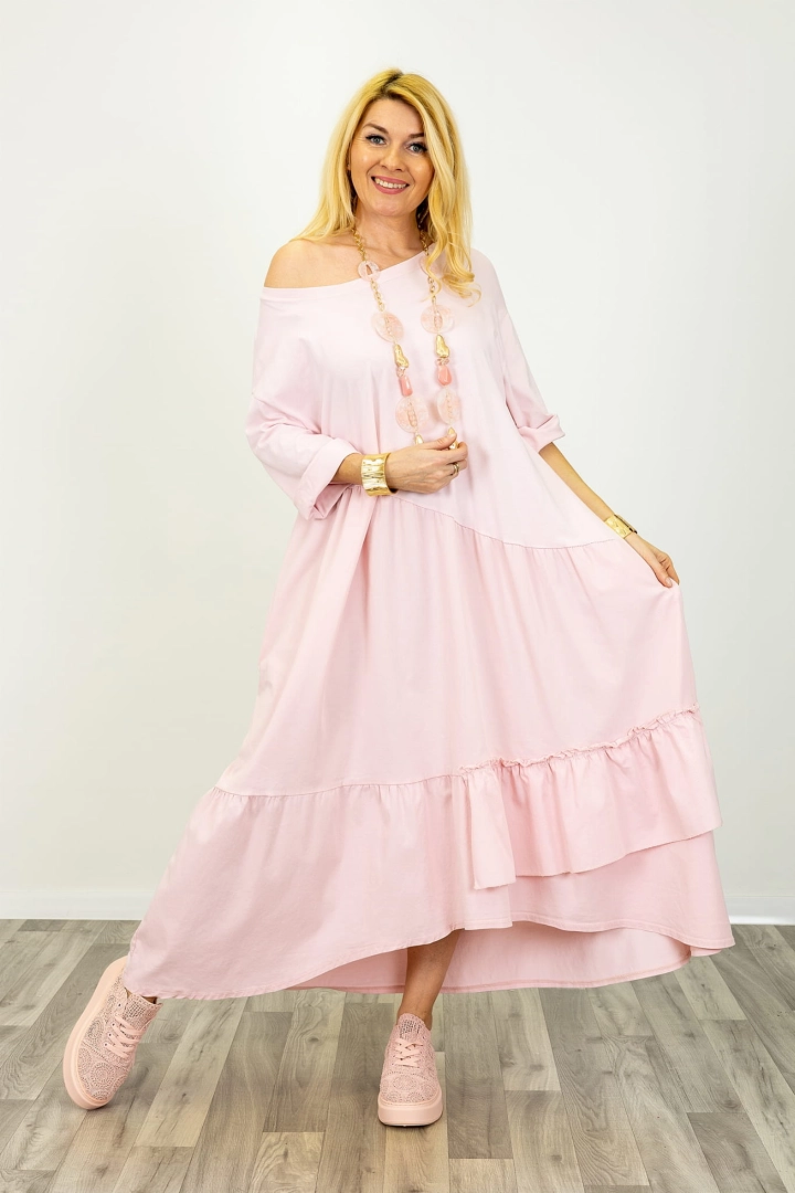 Asymetryczna sukienka maxi plus size Agerola pudrowa różowa z falbaną