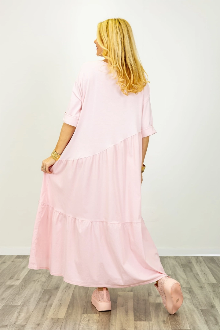 Pudrowa różowa sukienka maxi Agerola oversize z asymetrycznym dołem i falbaną plus size