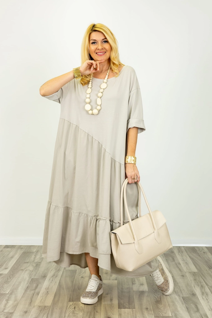 Sukienka maxi oversize asymetryczna z falbaną i kieszeniami Agerola beżowa plus size