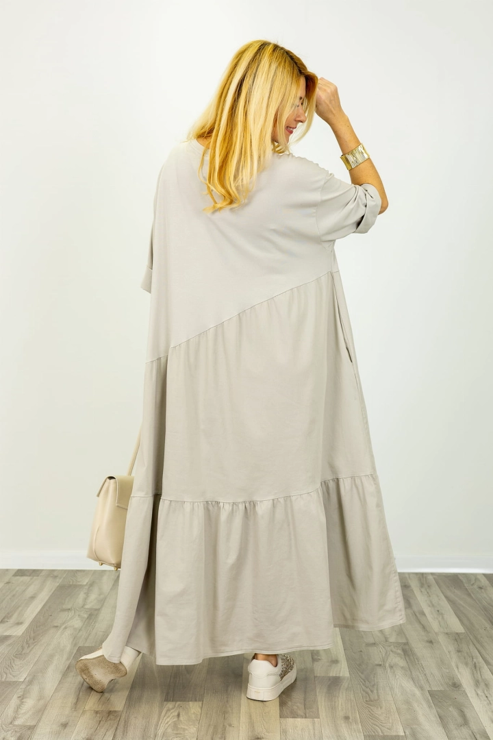 Sukienka oversize maxi Agerola beżowa z kieszeniami i falbanką plus size