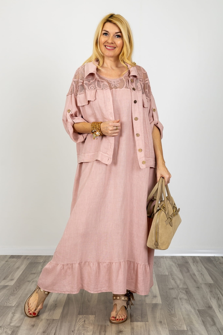 Pudrowy różowy komplet lniany ażurowa narzutka oversize z kołnierzykiem i sukienka maxi z kieszeniami i falbanką Oggebbio
