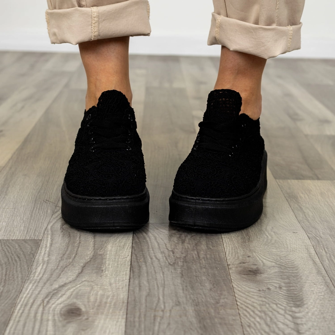 Czarne sneakersy na platformie ażurowe wiązane z dekoracyjnym wzorem Noli