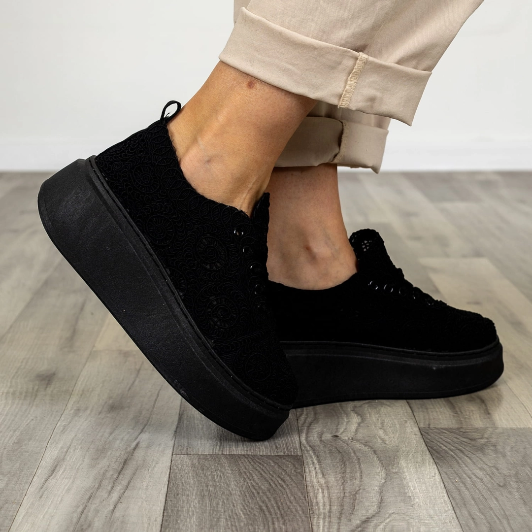 Sneakersy czarne ażurowe na grubej platformie wiązane z ozdobnym wzorem Noli