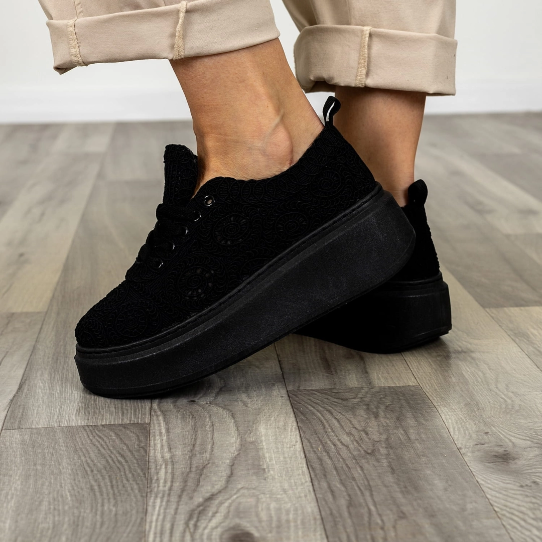 Czarne sneakersy ażurowe na platformie wiązane z dekoracyjnym wzorem Noli