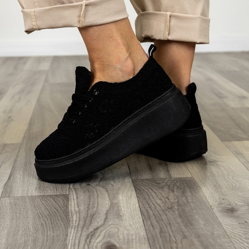 Czarne sneakersy ażurowe na platformie wiązane z dekoracyjnym wzorem Noli