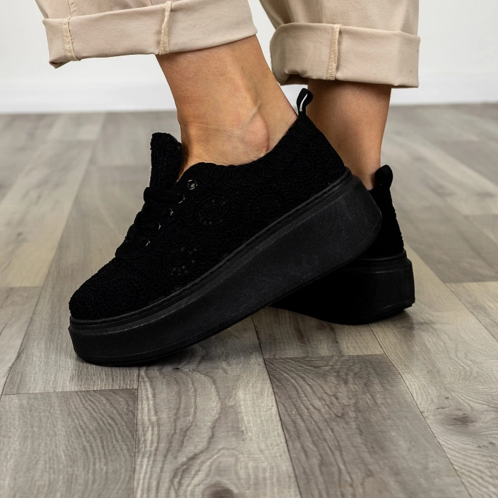 Czarne sneakersy ażurowe na platformie wiązane z dekoracyjnym wzorem Noli