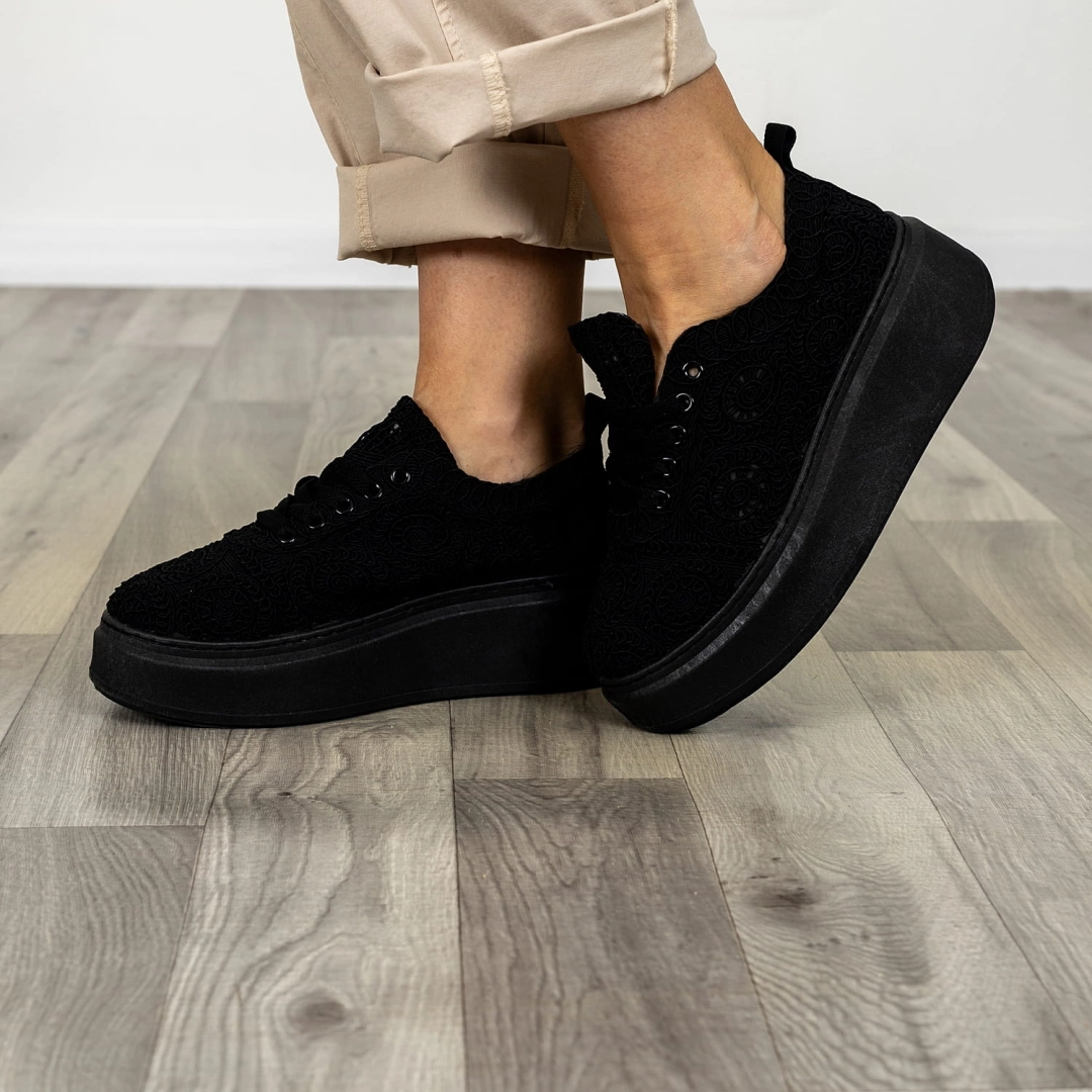 Sneakersy ażurowe czarne na platformie z ozdobnym wzorem i wiązaniem Noli