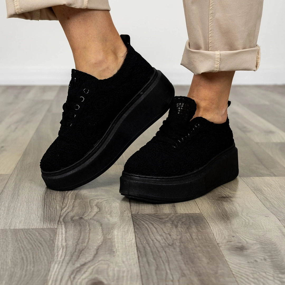 Czarne sneakersy ażurowe na platformie z dekoracyjnym wzorem i sznurowaniem Noli