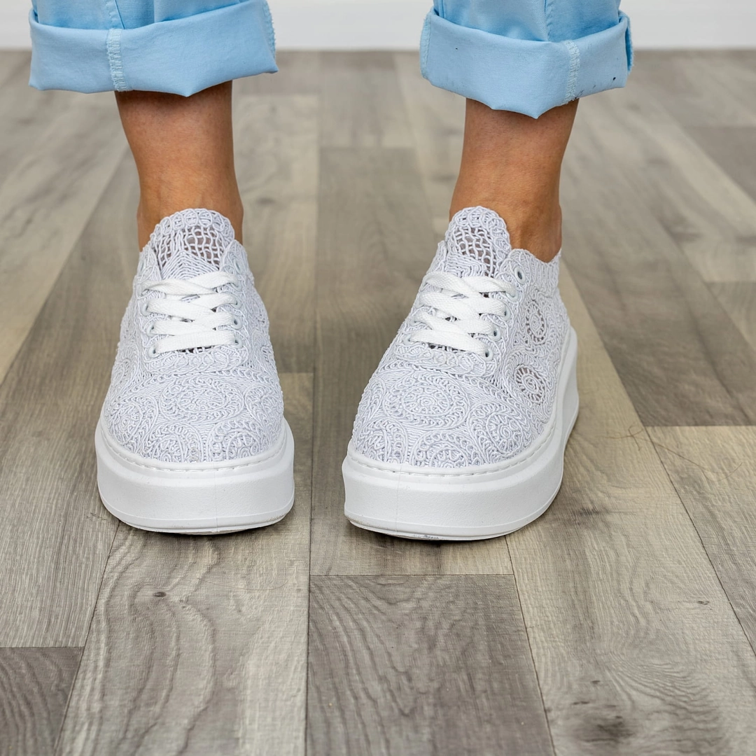 Białe sneakersy na platformie ażurowe wiązane z dekoracyjnym wzorem Noli