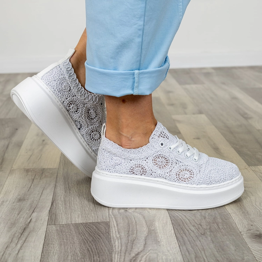 Sneakersy ażurowe białe na platformie z ozdobnym wzorem i wiązaniem Noli