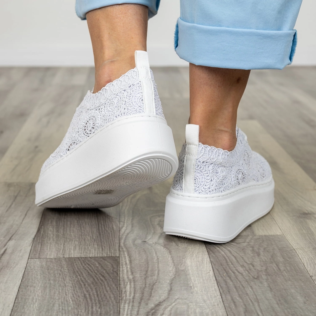 Sneakersy białe ażurowe na grubej platformie wiązane z ozdobnym wzorem Noli