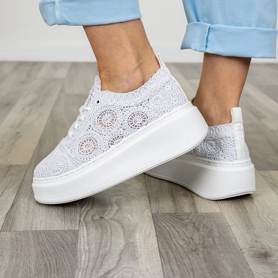 Białe sneakersy ażurowe na platformie z dekoracyjnym wzorem i sznurowaniem Noli