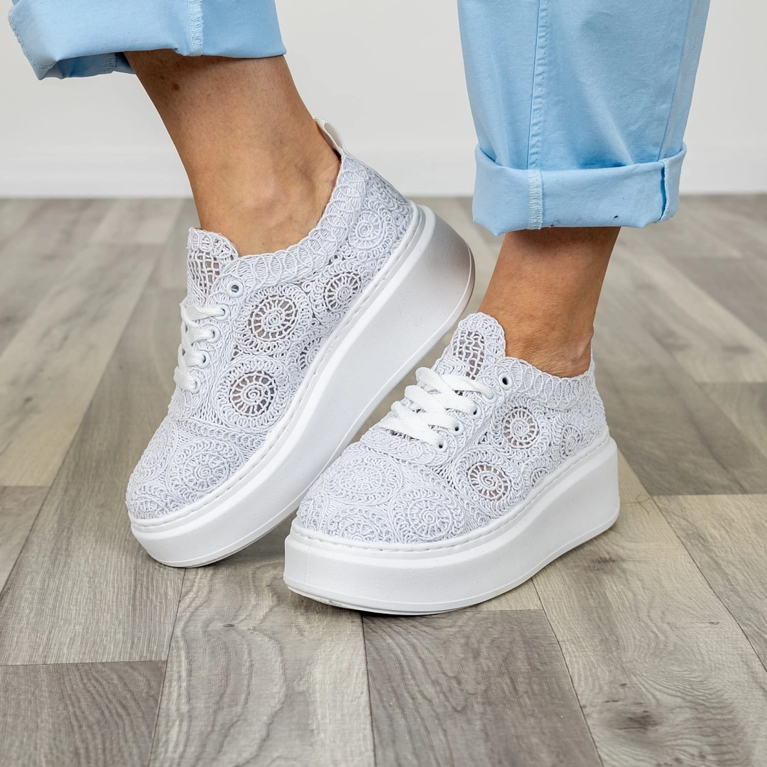Białe sneakersy ażurowe na platformie wiązane z dekoracyjnym wzorem Noli
