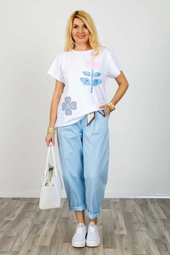 Koszulka damska Irsina biały t shirt z motywem kwiatów i krótkim rękawem