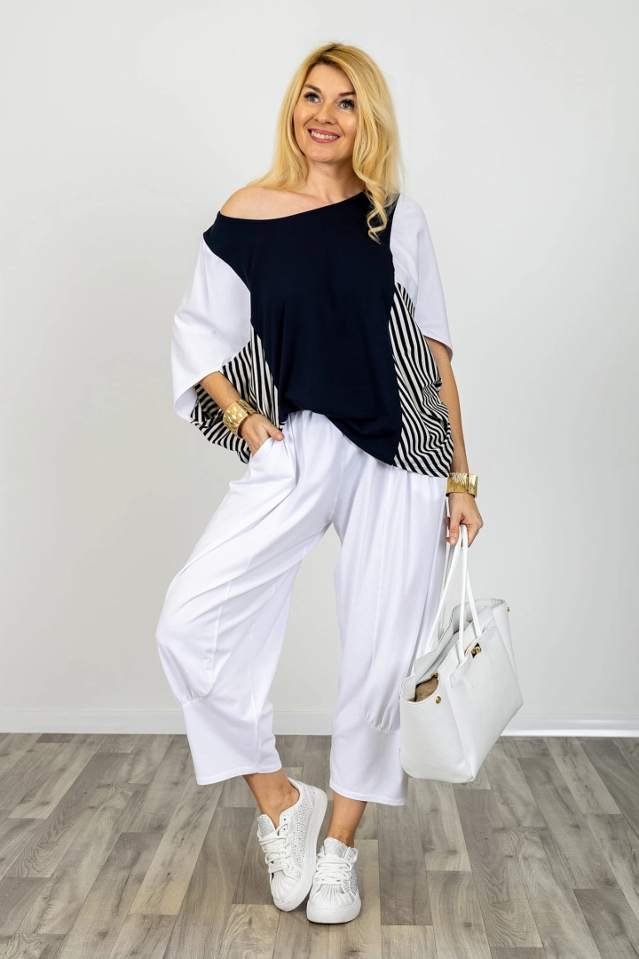 Granatowa bluzka w paski marine style oversize z rękawem kimono i dekoltem łódka Torriglia