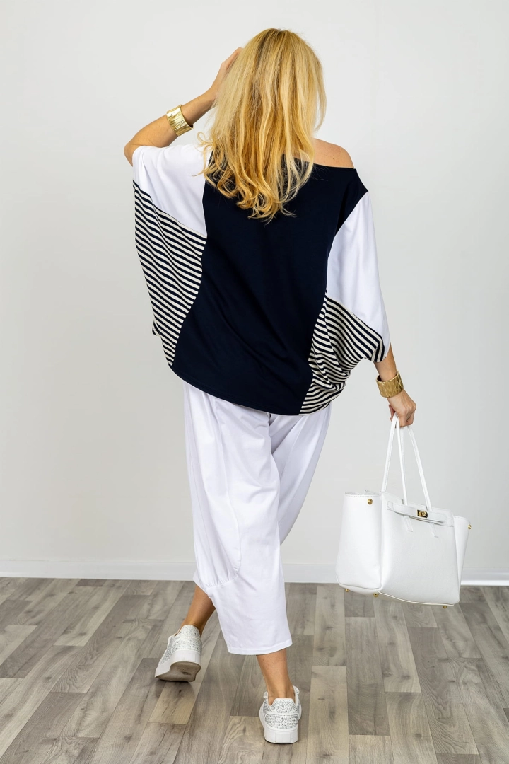 Bluzka w paski marynarskie mega oversize z rękawem kimono i dekoltem łódka Torriglia granatowa