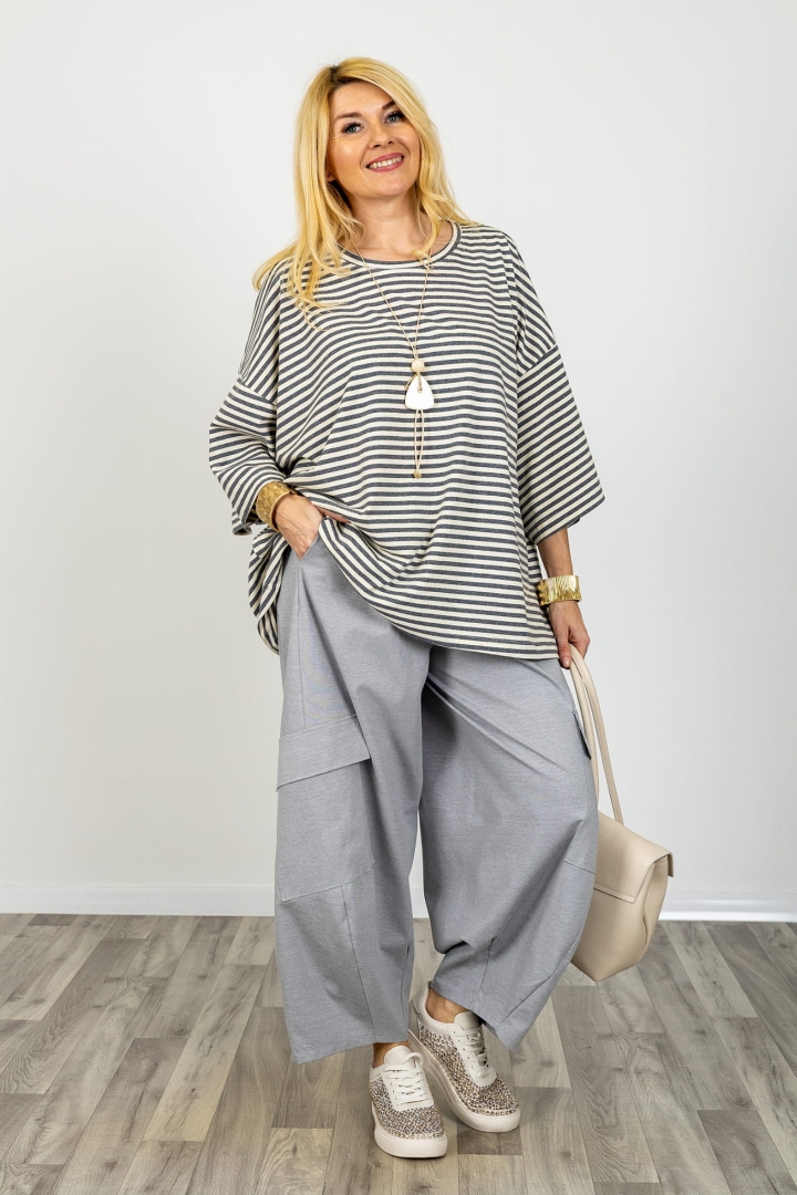 Beżowo grafitowa bluzka oversize w paski z krótkim rękawem i okrągłym dekoltem Tribogna