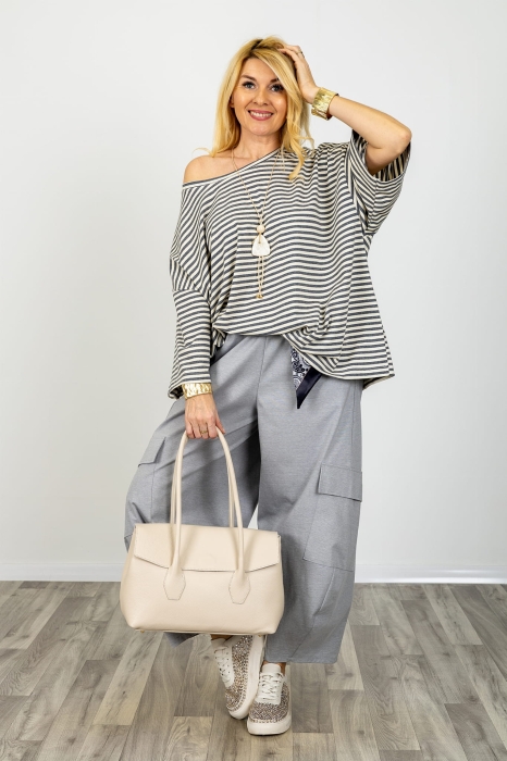 Beżowo-grafitowa bluzka mega oversize w paski z krótkim rękawem i okrągłym dekoltem Tribogna