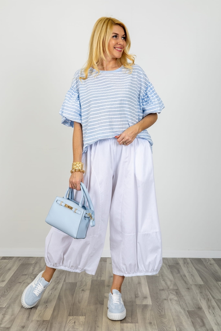 Lekka błękitna bluzka oversize w paski z bufiastymi rękawami i okrągłym dekoltem włoska odzież Antaresa