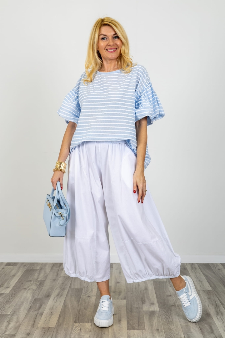 Błękitna bluzka oversize w paski z szerokimi rękawami i okrągłym dekoltem  włoska odzież damska