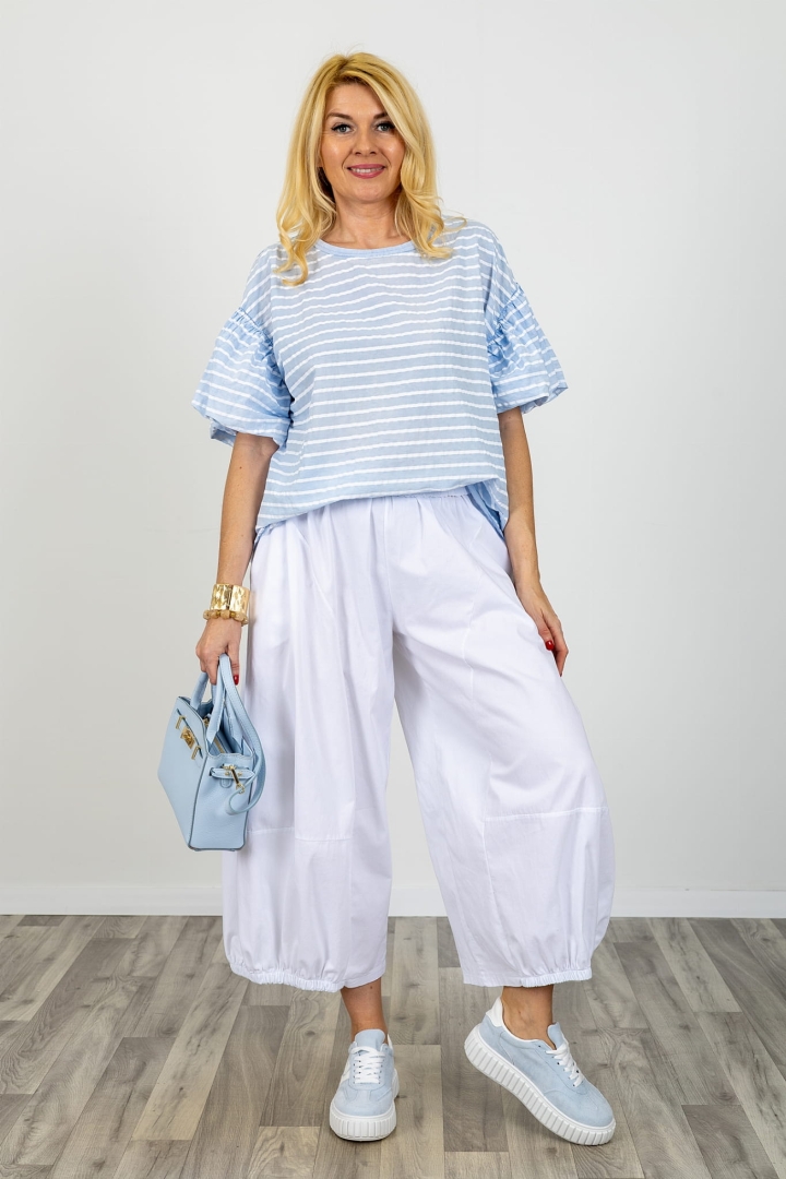 Luźna błękitna bluzka w paski oversize z bufiastymi rękawami i okrągłym dekoltem Antaresa