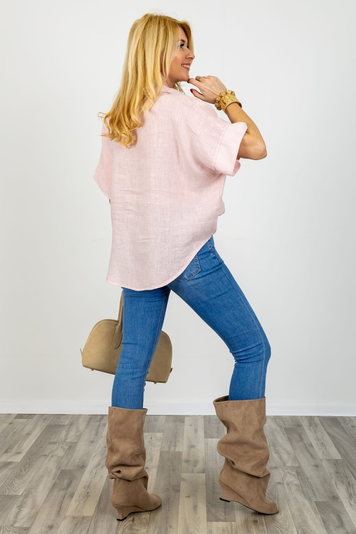 Pudrowo różowa koszula lniana z naszywanymi kwiatami z krótkim rękawem z kołnierzykiem zapinana na guziki asymetryczna z okrągłym dołem Cengio