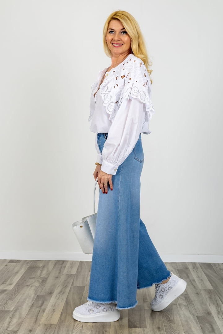 Koszula biała z długim rękawem z mankietem zapinanym na guziki z ażurowymi falbankami i stójką Castelbianco