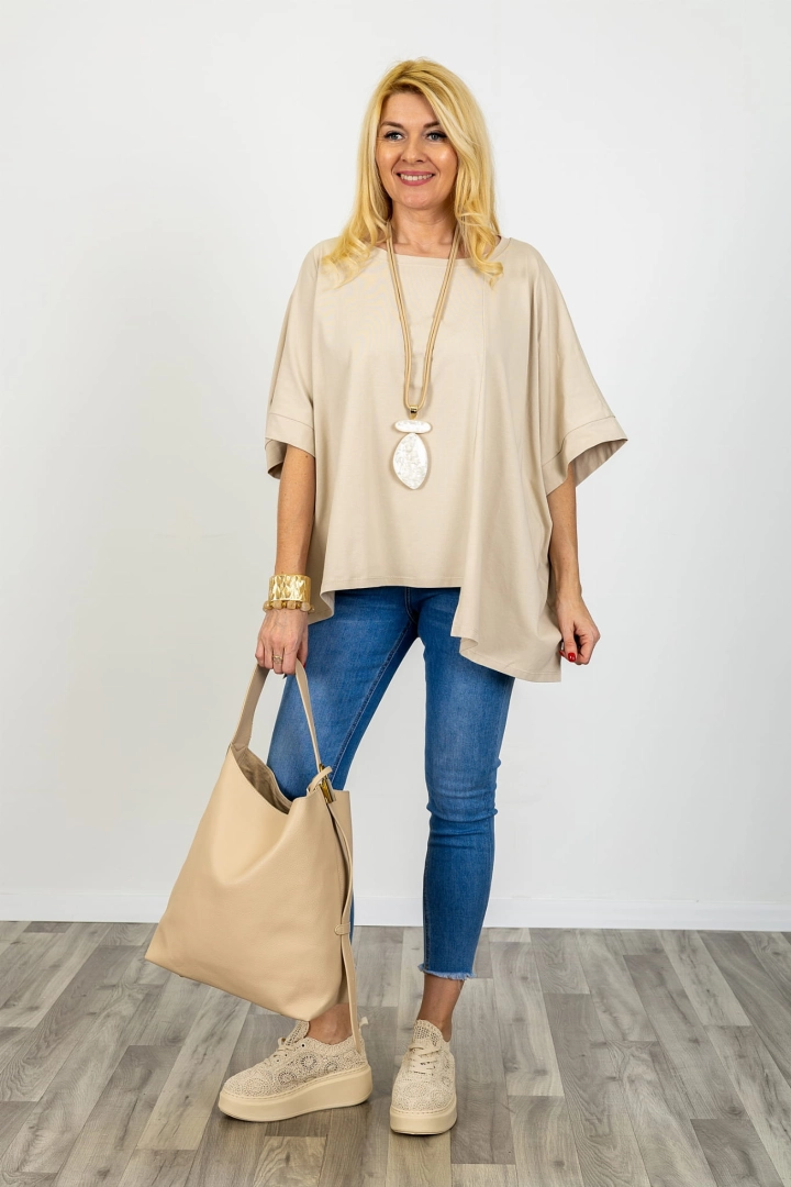 Bluzka mega oversize Falerone beżowa asymetryczna z rękawem kimono i okrągłym dekoltem włoska odzież Antaresa