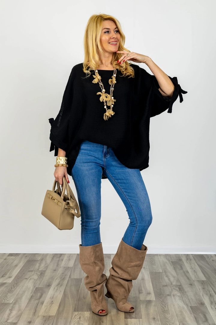 Bluzka oversize kreszowana plus size z okrągłym dekoltem i rękawem kimono zakończonym wiązaniem Montegranaro czarna