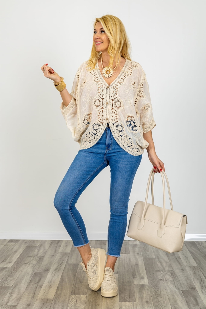  Narzutka ażurowa szydełkowa oversize z rękawem kimono asymetryczna Filottrano beżowa