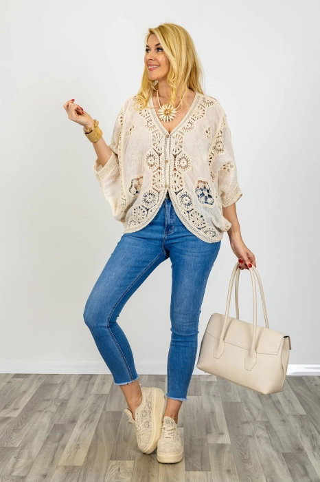 Beżowa narzutka ażurowa szydełkowa Filottrano oversize z rękawem kimono i asymetrycznym krojem