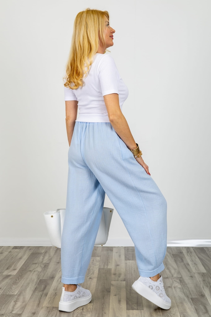 Błękitne spodnie Castelfranco z muślinu luźne z kieszeniami i szeroką nogawką