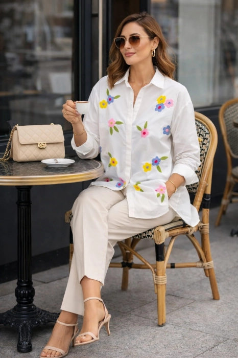Biała koszula damska z haftowanymi kwiatami oversize z kołnierzykiem i asymetrycznym krojem