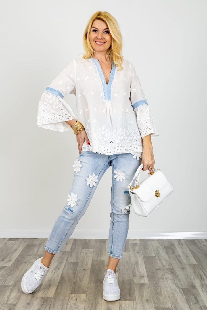 Bluzka ażurowa haftowana z dekoltem V falbankowy rękaw jeansowe wstawki boho Sestrilevante biała