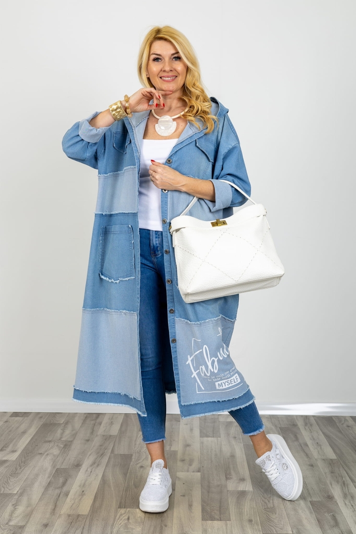 Jeansowy płaszczyk mega oversize z kapturem kieszeniami nadrukiem i strzępionymi wykończeniami Amorosia light denim blue