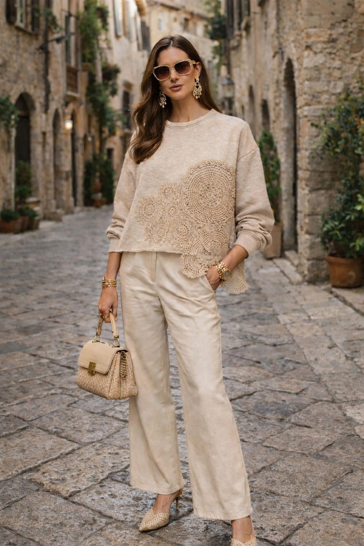 Bluza damska oversize Arignano beżowa z dekoracyjnymi ażurowymi kołami na przodzie z okrągłym dekoltem i długim rękawem