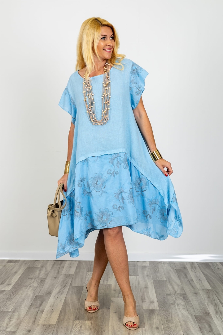 Sukienka lniana błękitna midi Sangemini oversize asymetryczna haftowane kwiaty krótki rękaw
