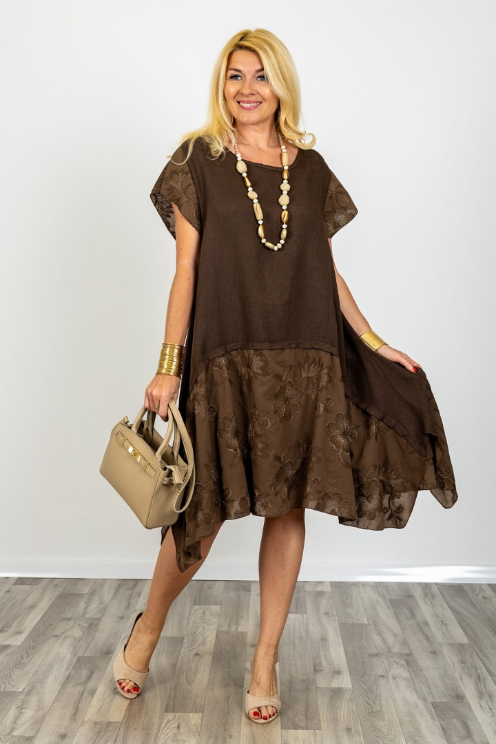 Sukienka lniana brązowa midi Sangemini oversize z haftem kwiatowym asymetryczny dół krótki rękaw