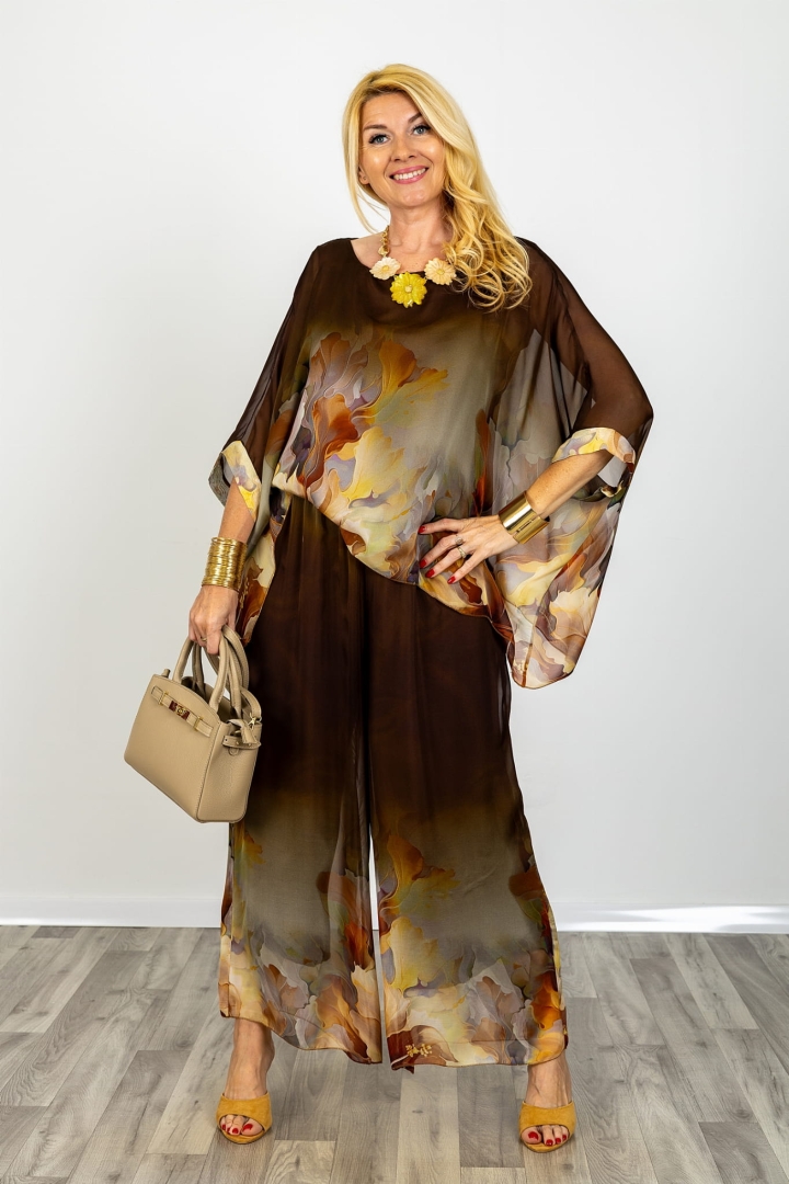 Bluzka mega oversize Grottammare z rękawem kimono okrągłym dekoltem print abstrakcyjne kwiaty mgiełka półtransparentna brązowa