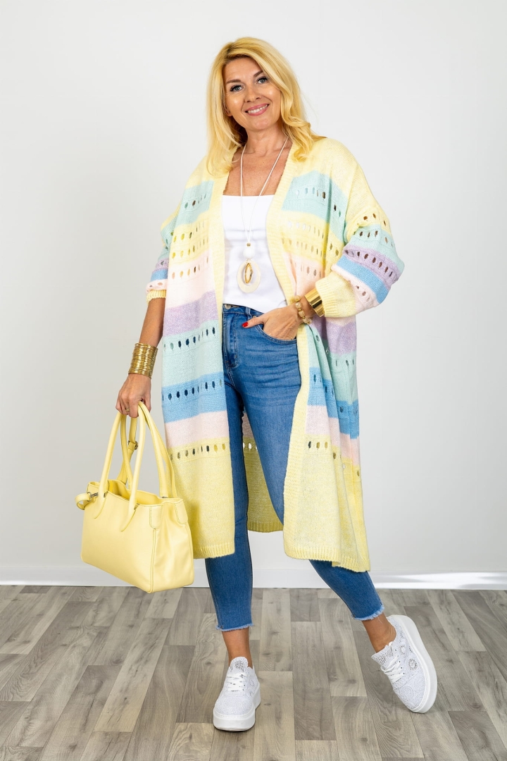 Narzutka ażurowa długa w kolorowe pasy z obniżoną linią ramion kardigan damski niezapinany Cafasse pastelowa żółta