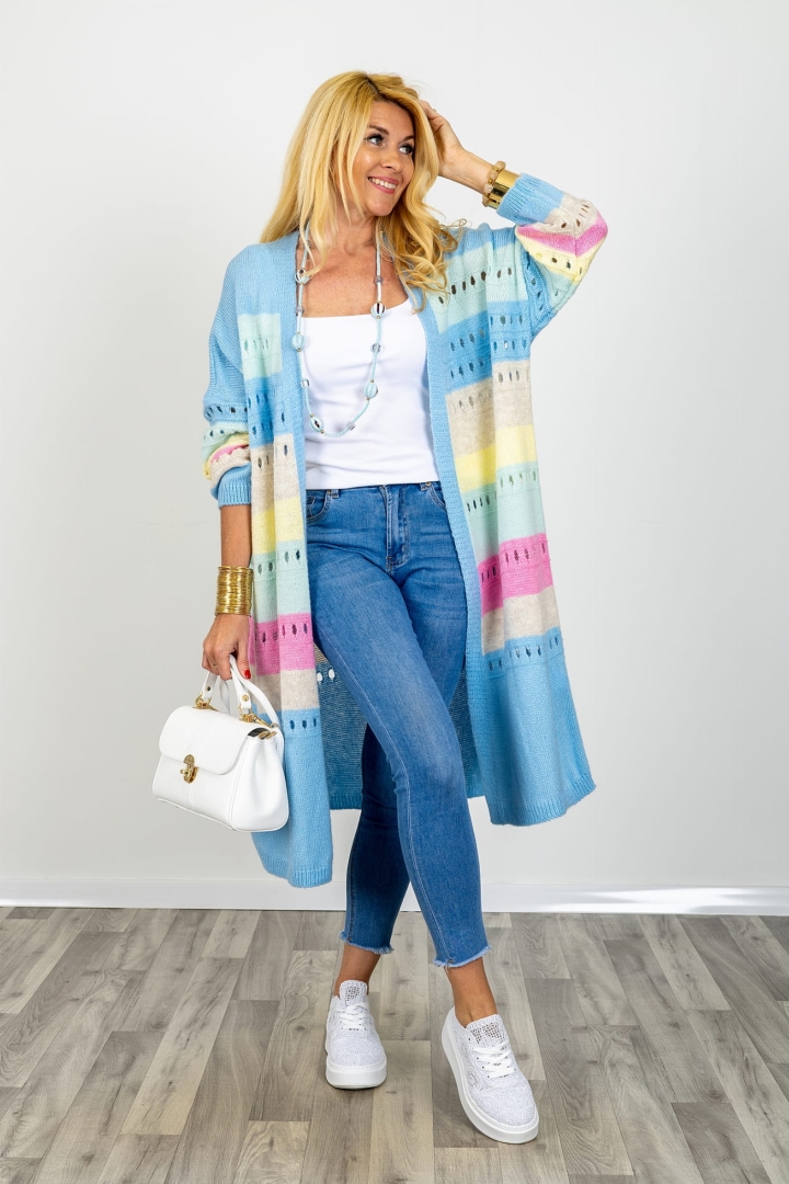 Narzutka ażurowa długa w kolorowe pasy z obniżoną linią ramion kardigan damski niezapinany Cafasse błękitna