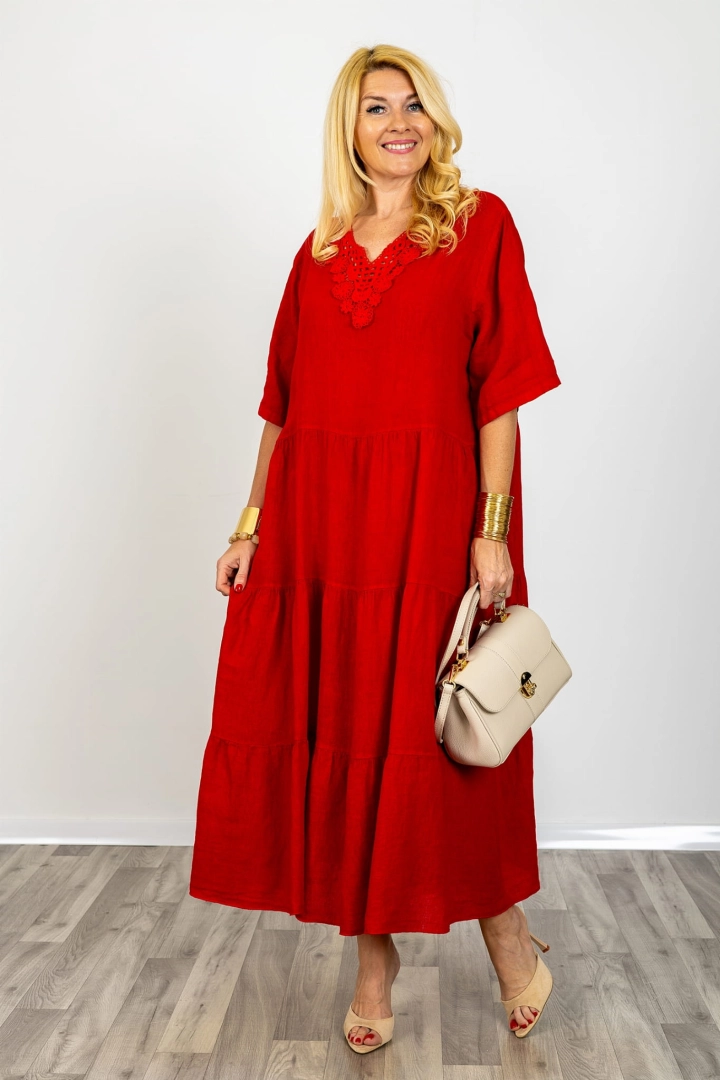 Sukienka lniana plus size czerwona Bollengo maxi z dekoltem V ażurowym zdobieniem przy dekolcie i rozkloszowanym fasonem