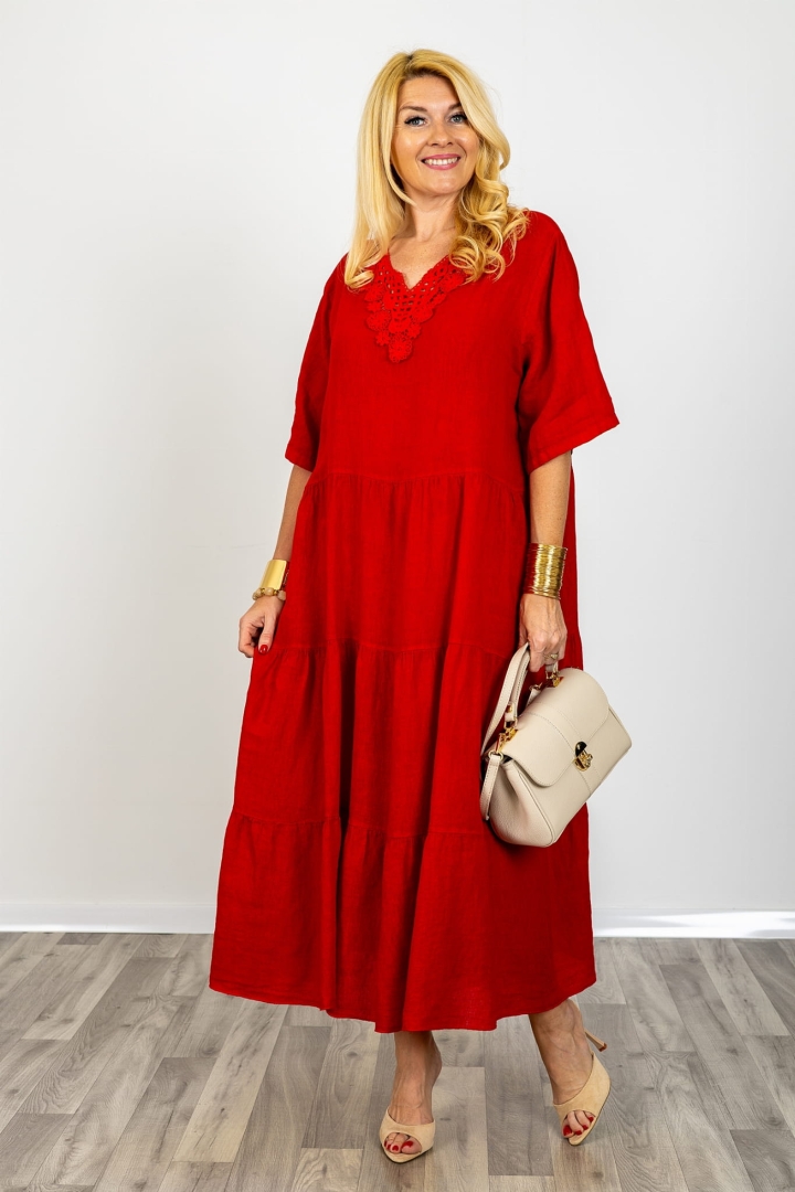 Sukienka lniana plus size maxi rozkloszowana z ażurowym zdobieniem przy dekolcie V i z krótkim rękawem Bollengo czerwona