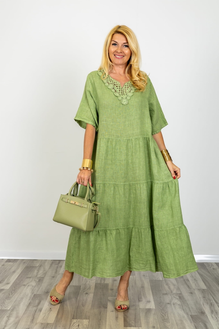 Sukienka lniana plus size zielona Bollengo maxi z dekoltem V ażurowym zdobieniem przy dekolcie i rozkloszowanym fasonem