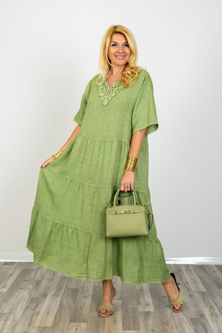 Sukienka lniana plus size maxi rozkloszowana z ażurowym zdobieniem przy dekolcie V i z krótkim rękawem Bollengo zielona