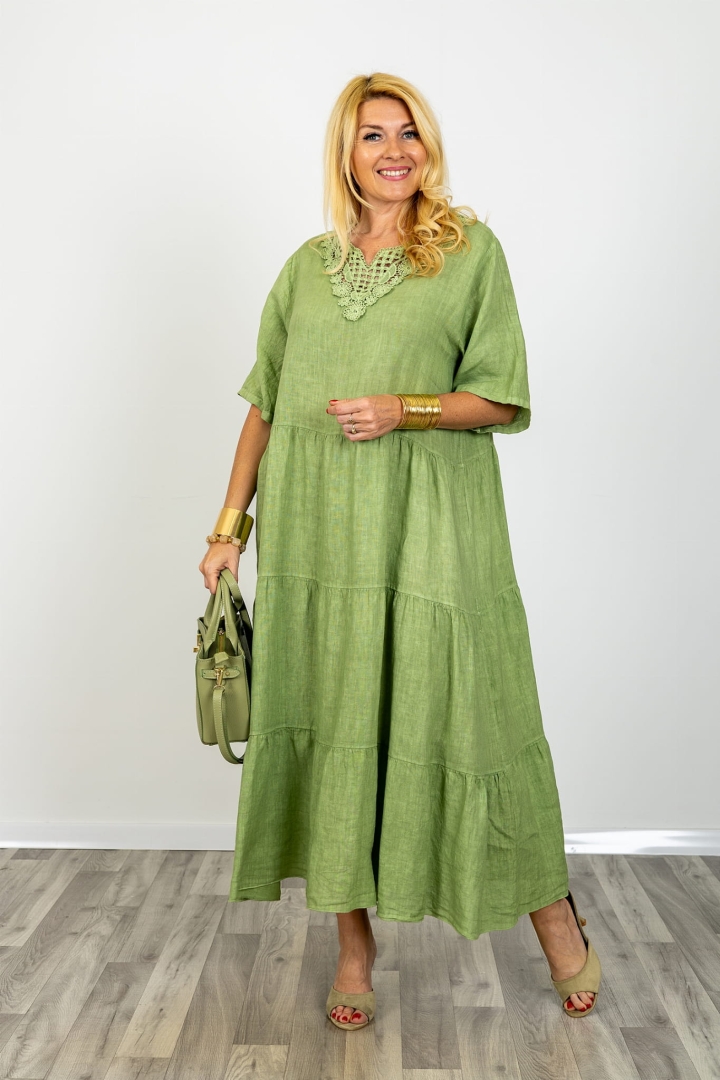 Bollengo sukienka lniana plus size zielona maxi rozkloszowana dekolt V ażurowe zdobienie przy dekolcie krótki rękaw