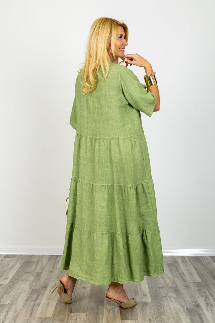Sukienka lniana zielona Bollengo plus size maxi z dekoltem V ażurowe zdobienie przy dekolcie fason rozkloszowany