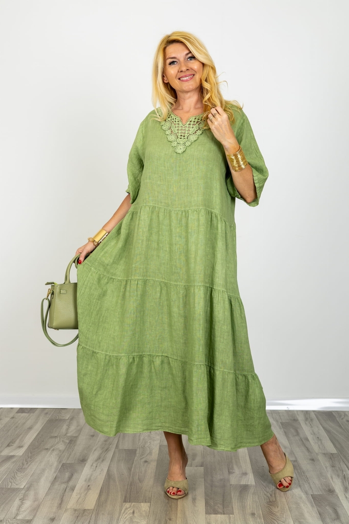 Zielona sukienka lniana plus size Bollengo maxi rozkloszowana z dekoltem V ażurowym zdobieniem przy dekolcie i krótkim rękawem